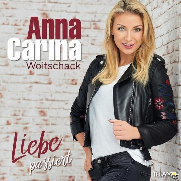 Albumcover mit einer Frau und Text vor einer Backsteinmauer.