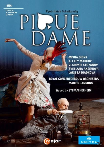 Opernplakat. Zwei Personen in Kostümen und ein Mann mit Feder. Titel: Pique Dame.