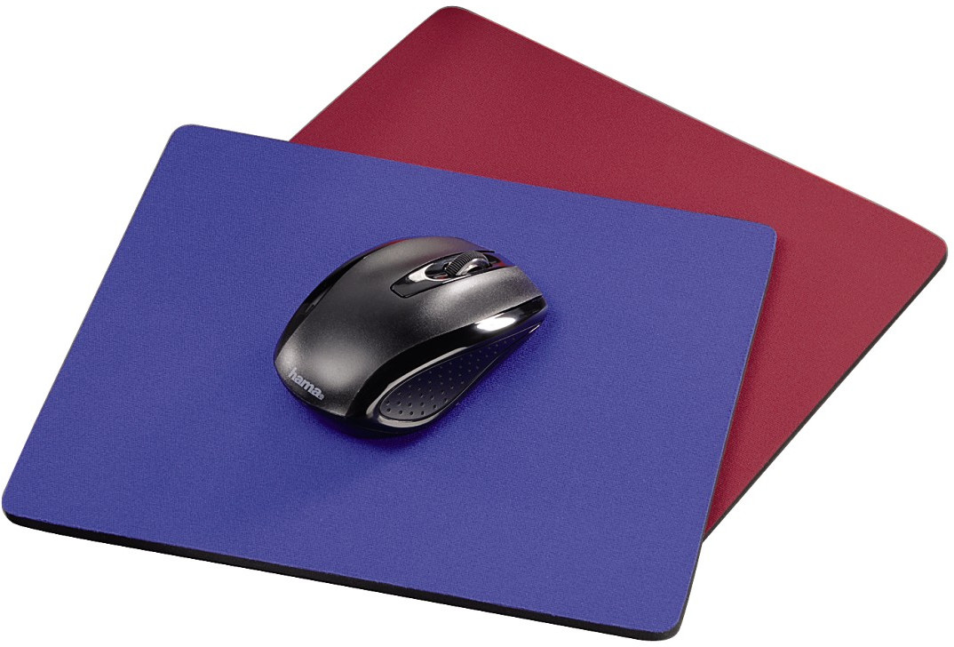 Une souris noire sur un tapis de souris bleu. Un tapis de souris rouge est en dessous.