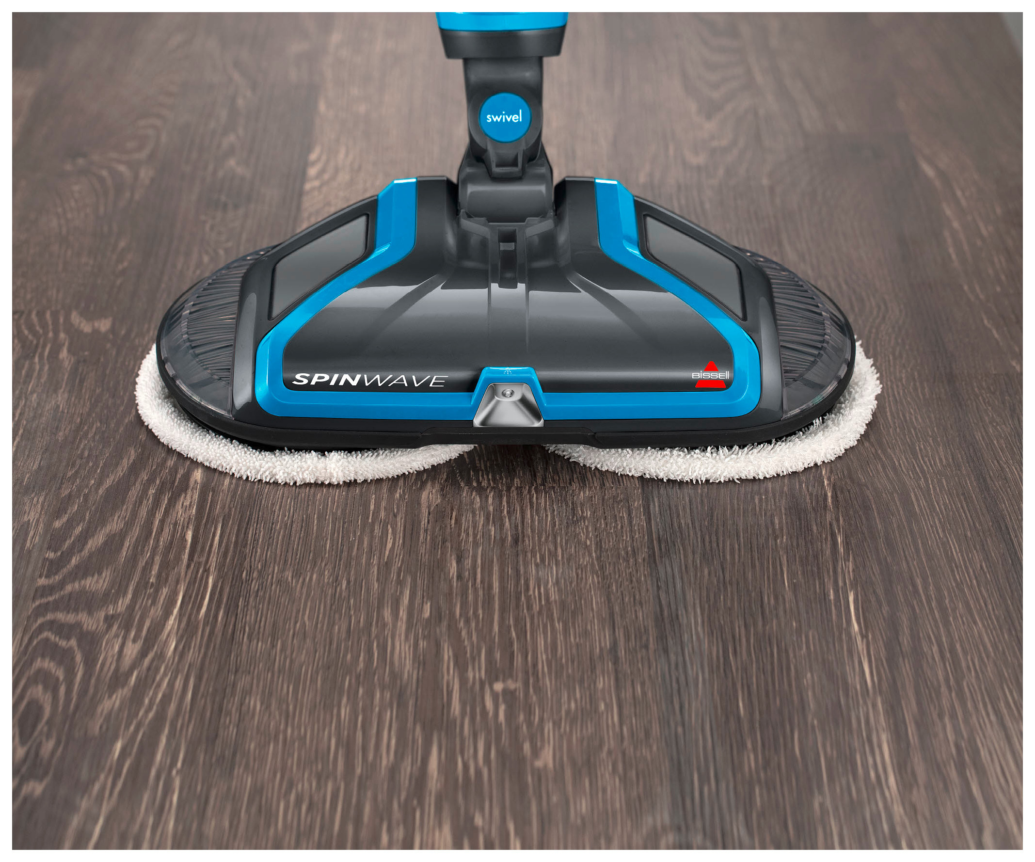 Ein Bodenreiniger mit schwarz-blauem Design. Er befindet sich auf einem dunklen Holzboden. Der Markenname lautet Spinwave.