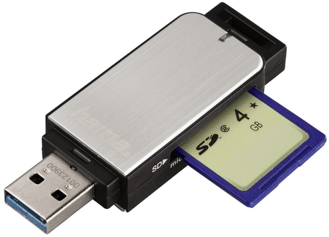 Lecteur de carte USB. Carte SD insérée. Couleur argent et noir.