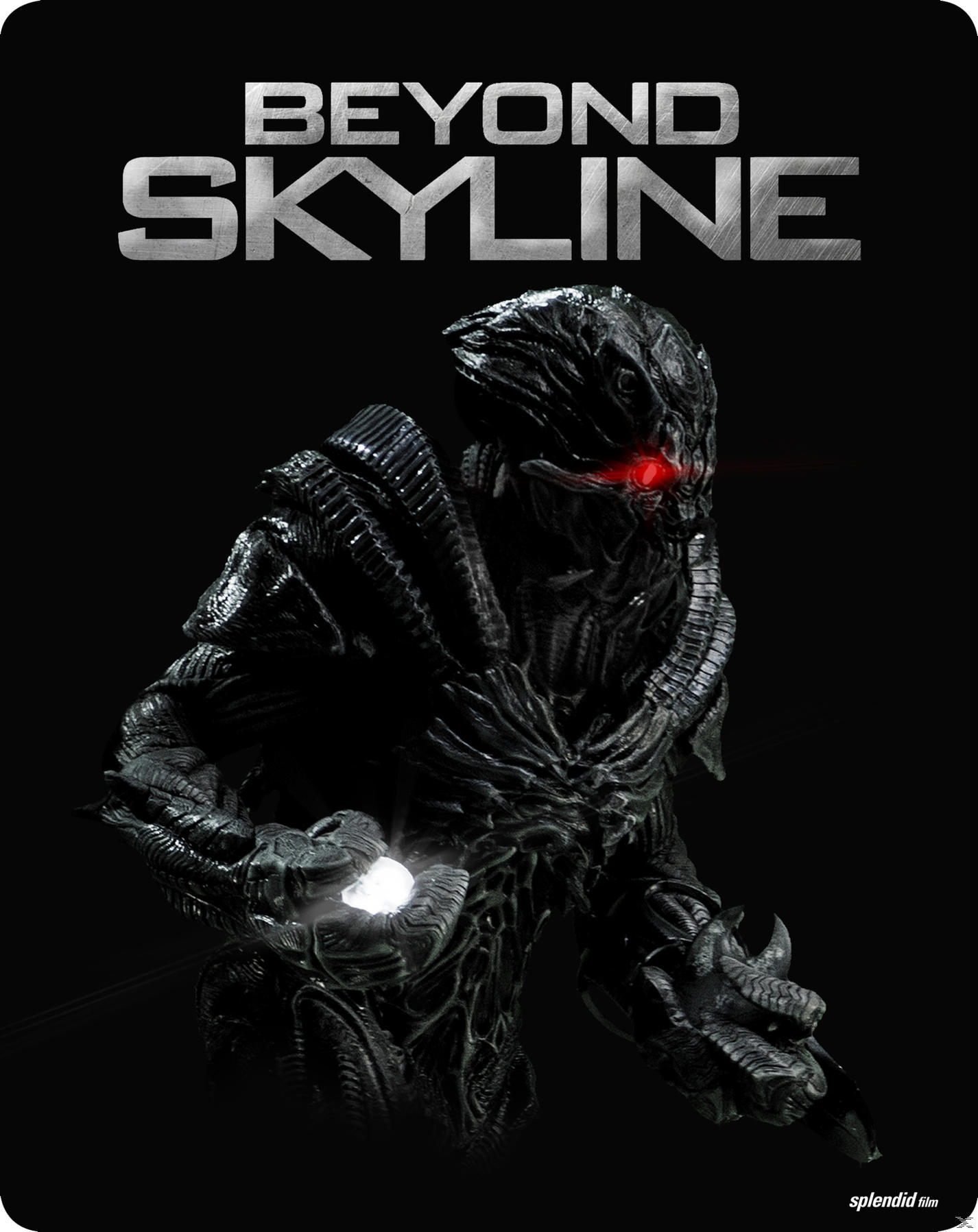 Filmplakat für Beyond Skyline, eine dunkle Alienfigur mit roten Augen auf schwarzem Hintergrund.