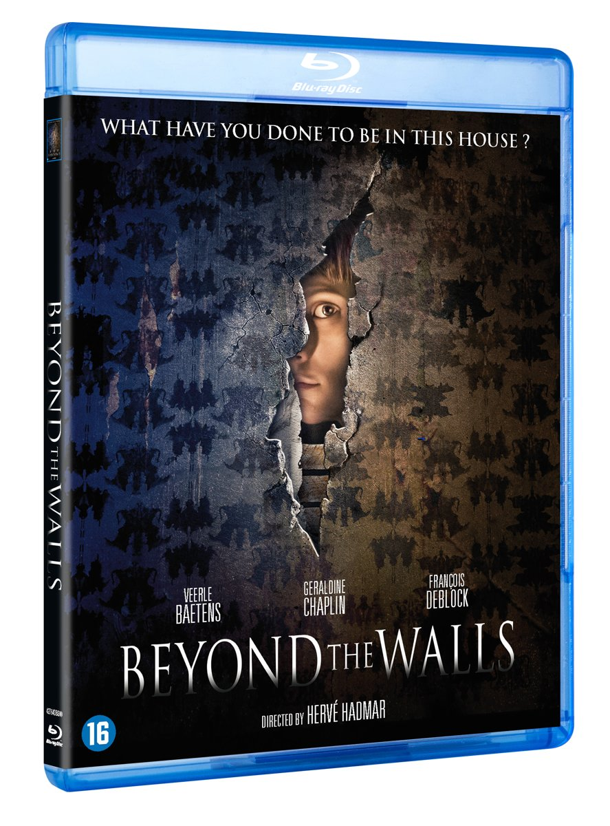 Couverture Blu-ray de 'Beyond the Walls'. Le visage d'une femme apparaît à travers un mur fissuré.