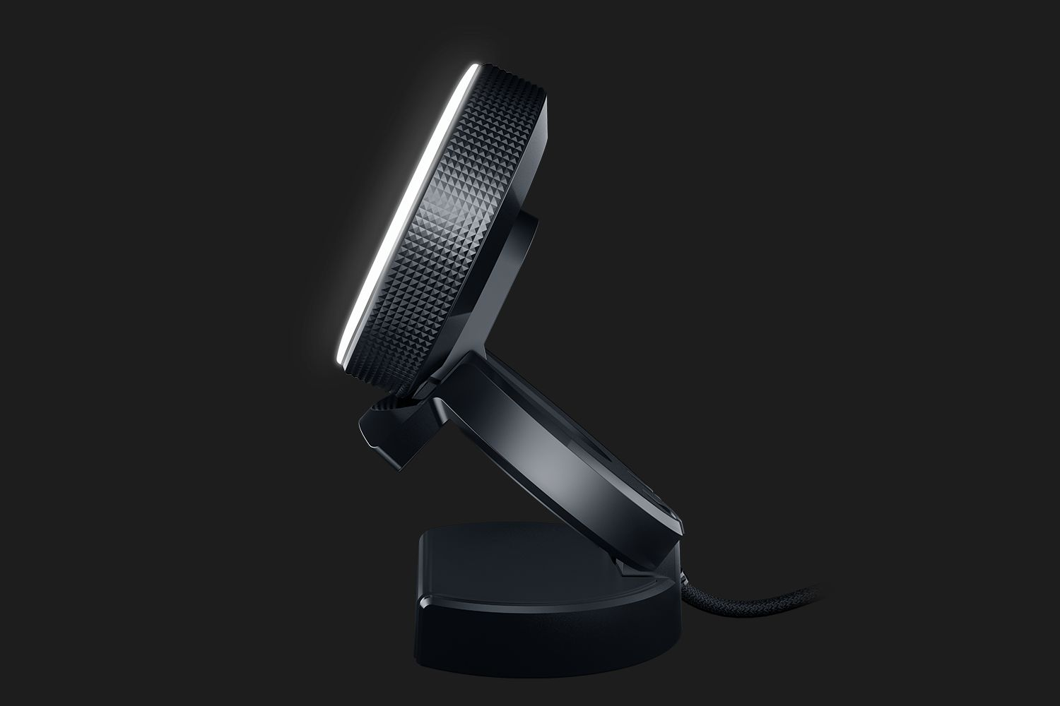 Eine schwarze Razer-Webcam mit Ringlicht, auf dunklem Hintergrund geneigt.