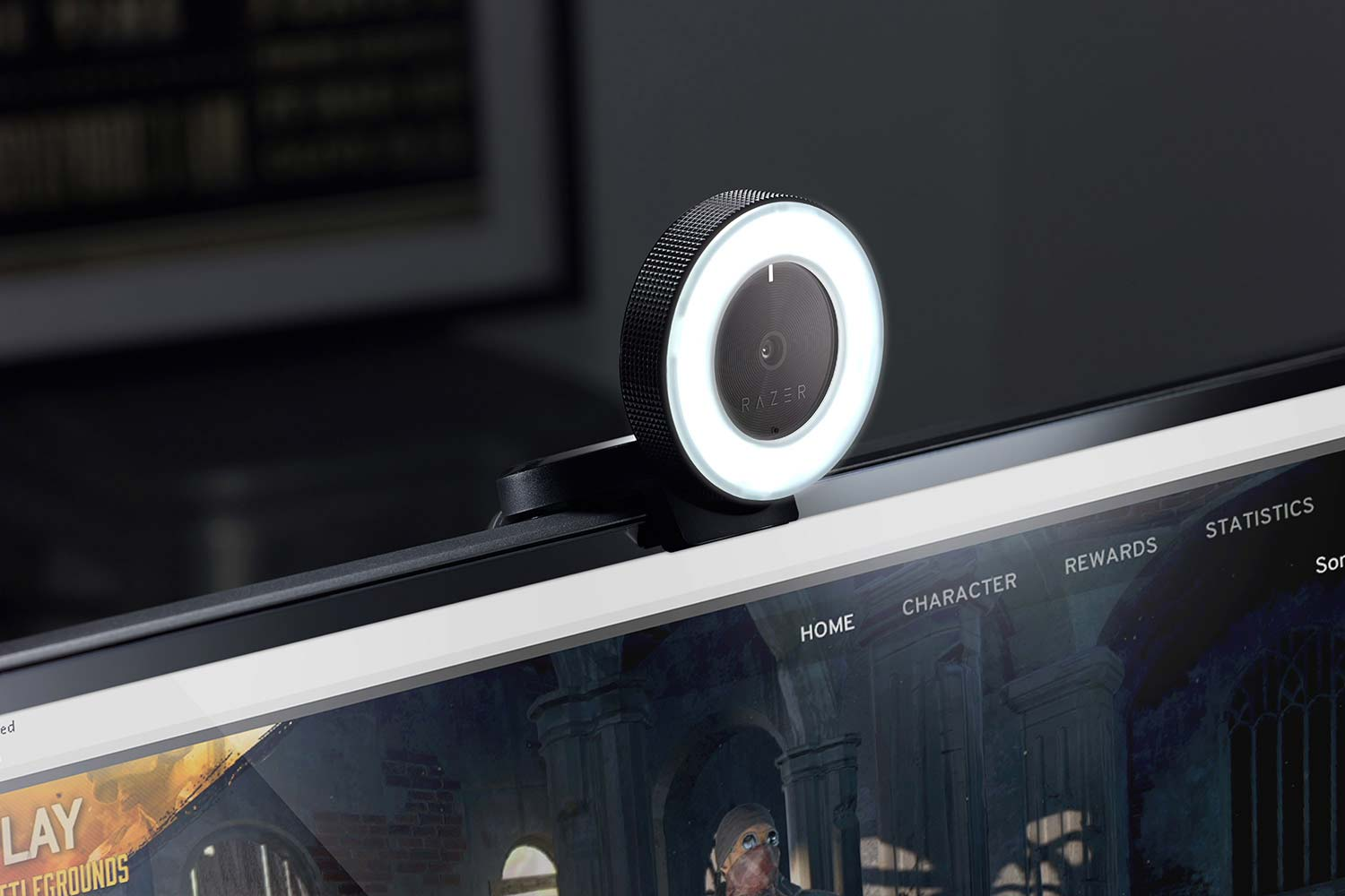 Eine Razer-Webcam, die oben auf einem Computermonitor montiert ist, mit einem beleuchteten Ringlicht.