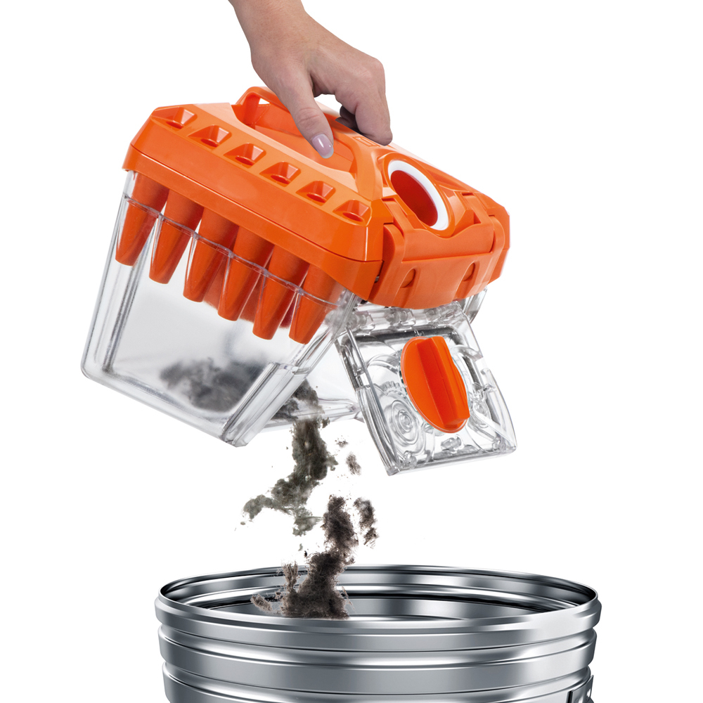 Hand leert den Staubbehälter eines orangefarbenen und durchsichtigen Staubsaugers. Staub fällt in einen silbernen Behälter.