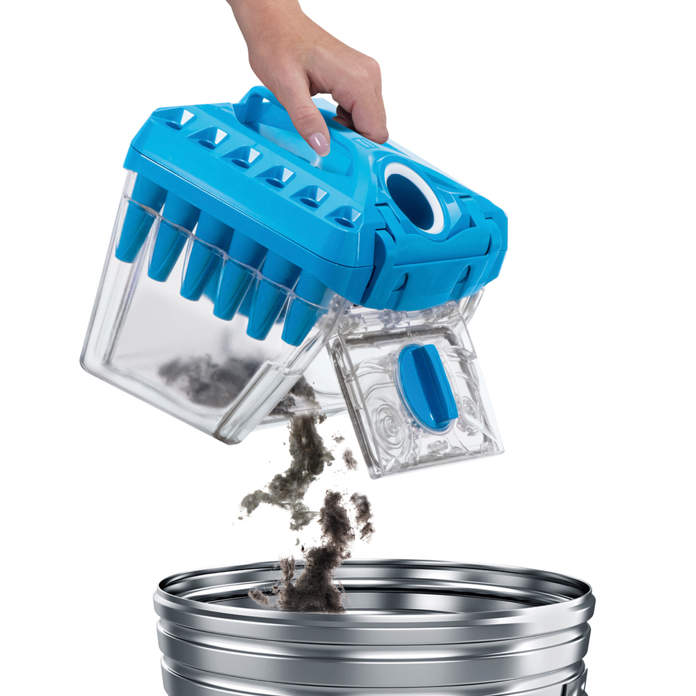 Hand entleert Staubbehälter eines Staubsaugers in einen Metall-Mülleimer.