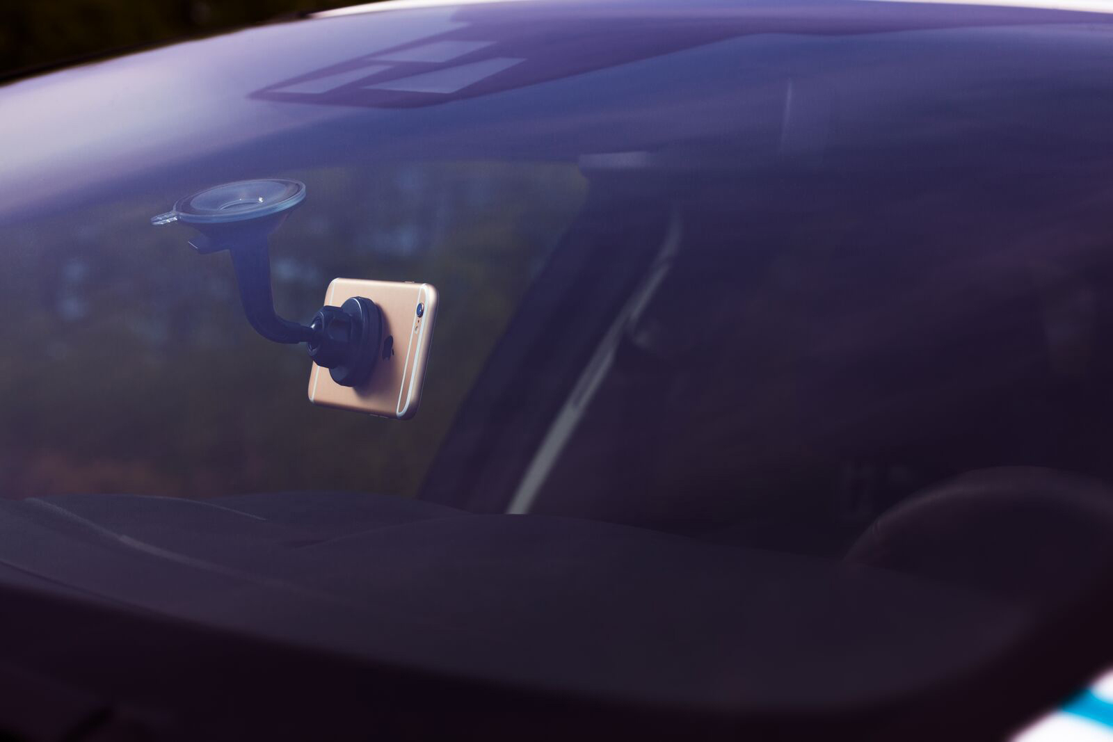 IDEAL OF SWEDEN Magnetische KFZ-Handyhalterung, Schwarz