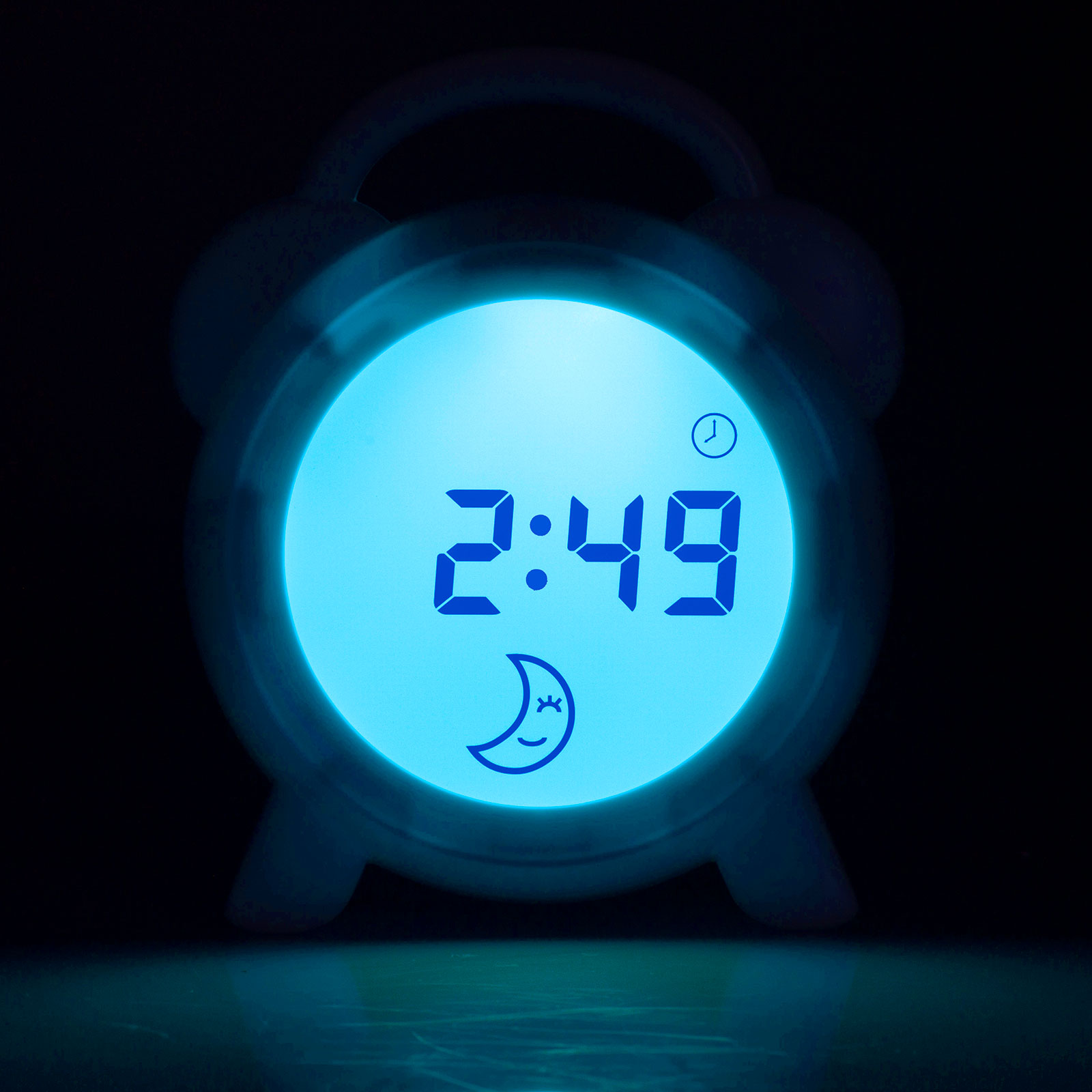 Digitale wekker met 2:49 en een blauwe gloed. Voorzien van een maanicoon. Zwarte achtergrond.
