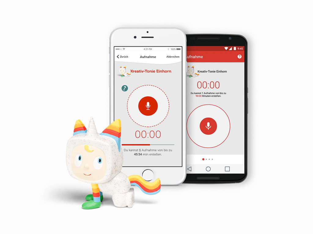 Zwei Smartphones und ein Spielzeug-Einhorn; auf den Bildschirmen ist eine Aufnahmeoberfläche.