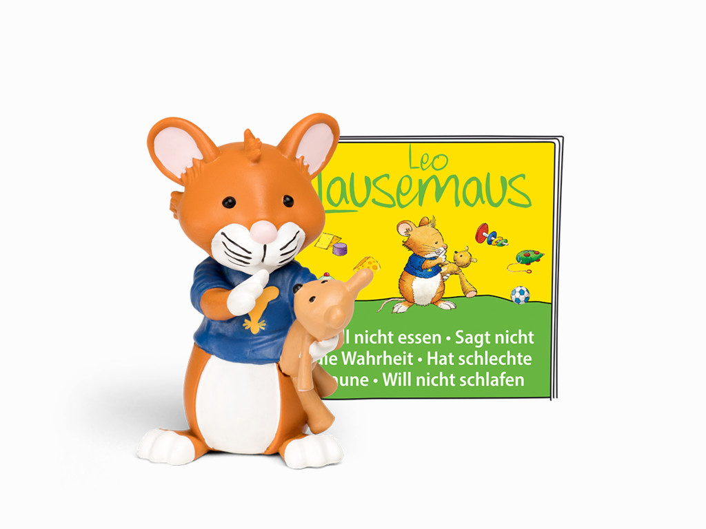 Maus-Spielzeug hält ein Plüschtier. Ein Buch ist hinter ihnen. Weißer Hintergrund.