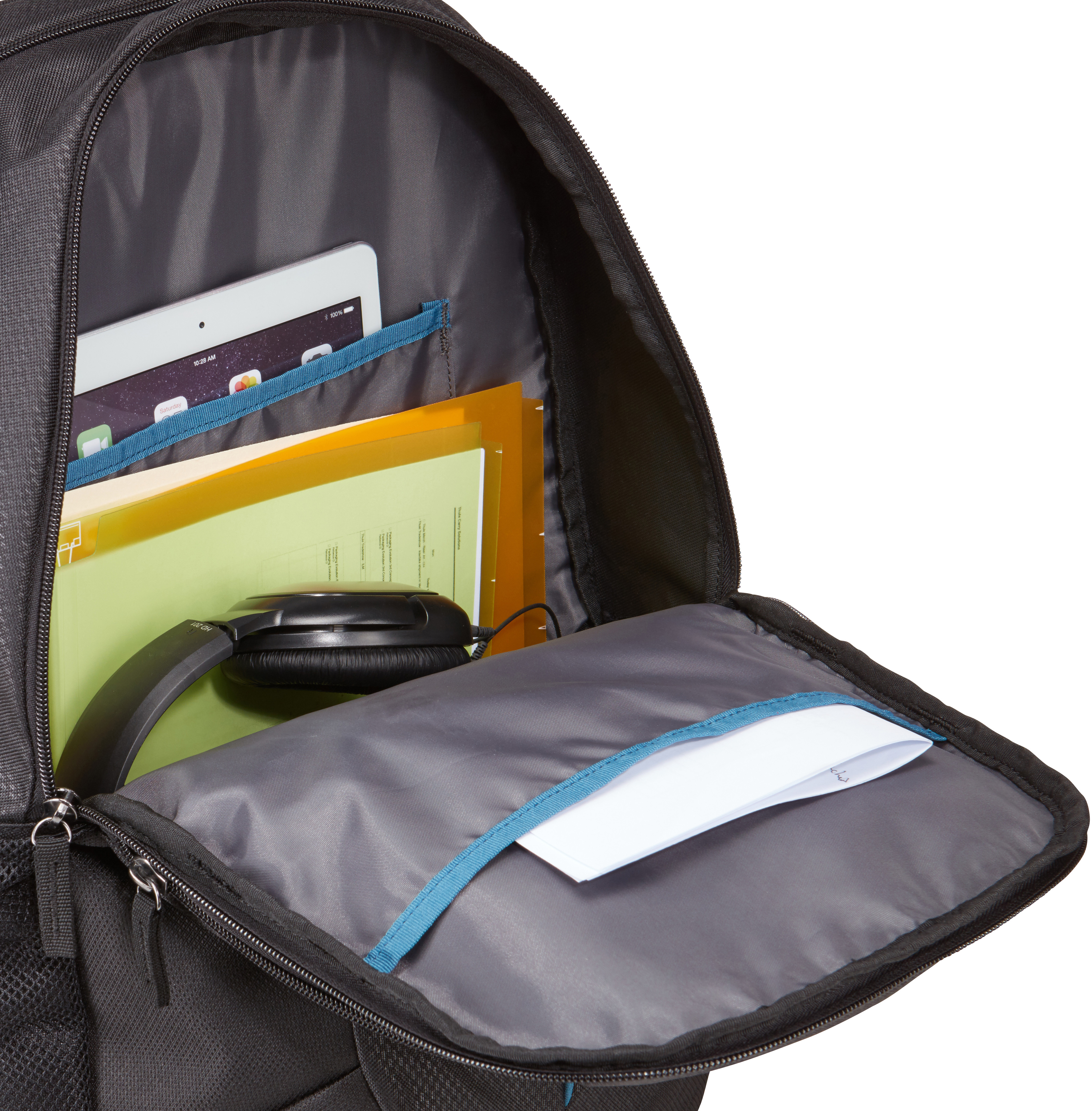 Sac à dos ouvert, montrant un iPad, des fichiers, un casque et un papier, à l'intérieur d'un intérieur gris.