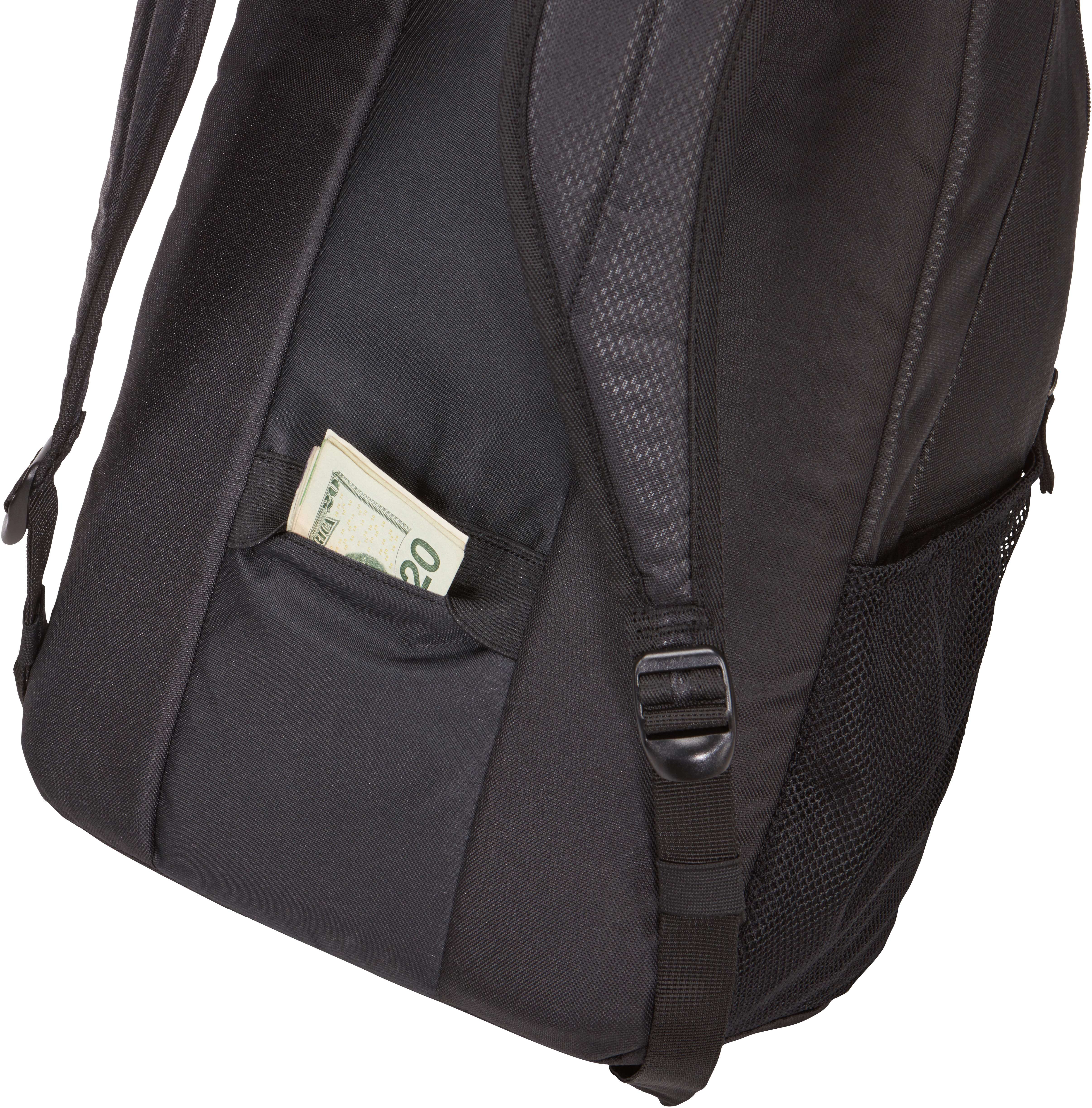 Un sac à dos noir avec une poche contenant un billet de vingt dollars est affiché sur un fond blanc.