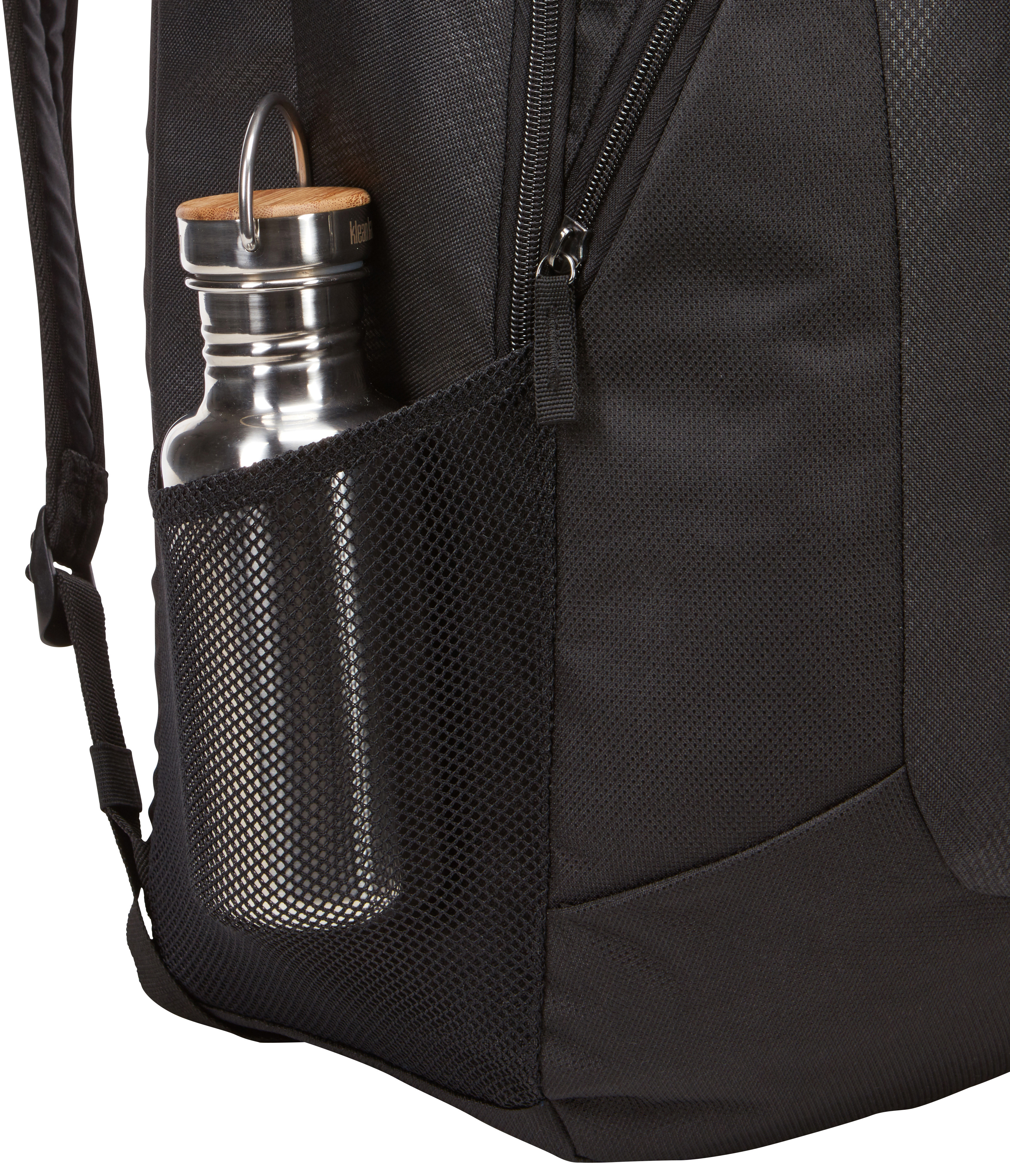 Sac à dos noir avec une bouteille d'eau dans une poche latérale en filet.