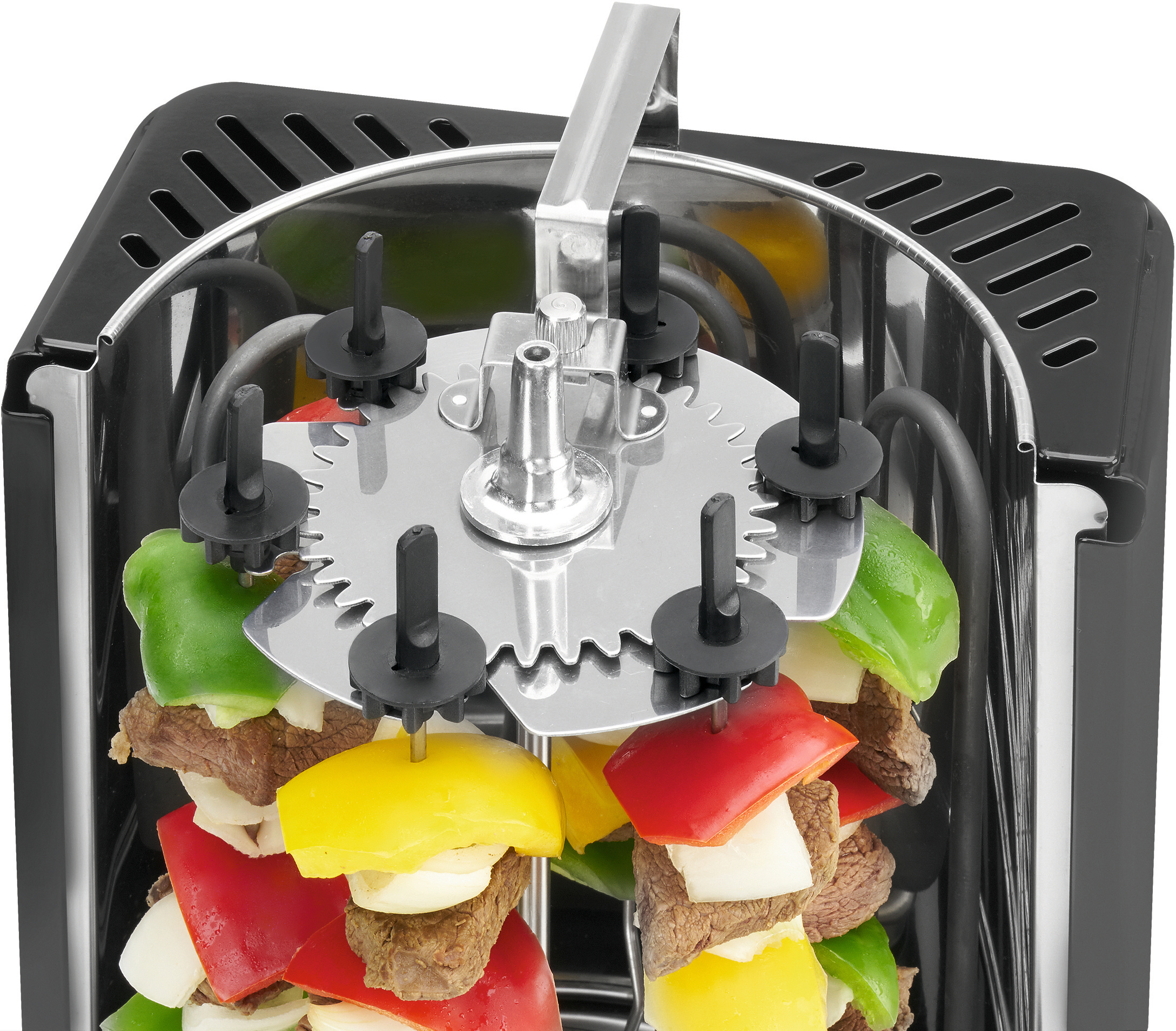 Nahaufnahme eines rotierenden Kebabs mit bunten Gemüsen und Fleisch.