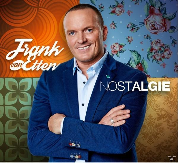Man in blauw pak met gekruiste armen, glimlachend. Tekst: Frank van Etten, Nostalgie. Achtergrond: Bloemenpatroon, geometrische vormen.
