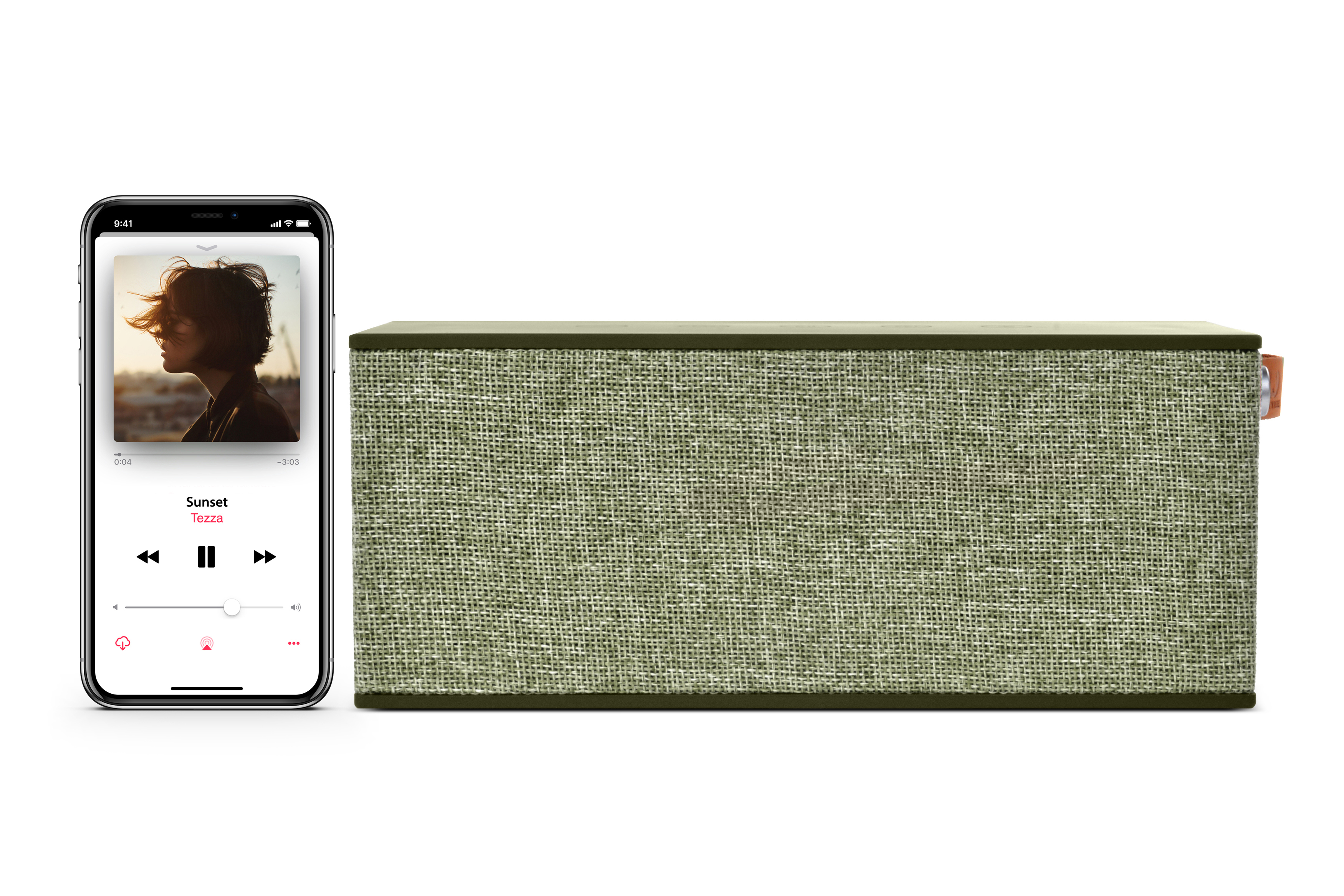 Ein Telefon zeigt Musik, ein Lautsprecher befindet sich rechts. Weißer Hintergrund. Olivgrüner Lautsprecher.