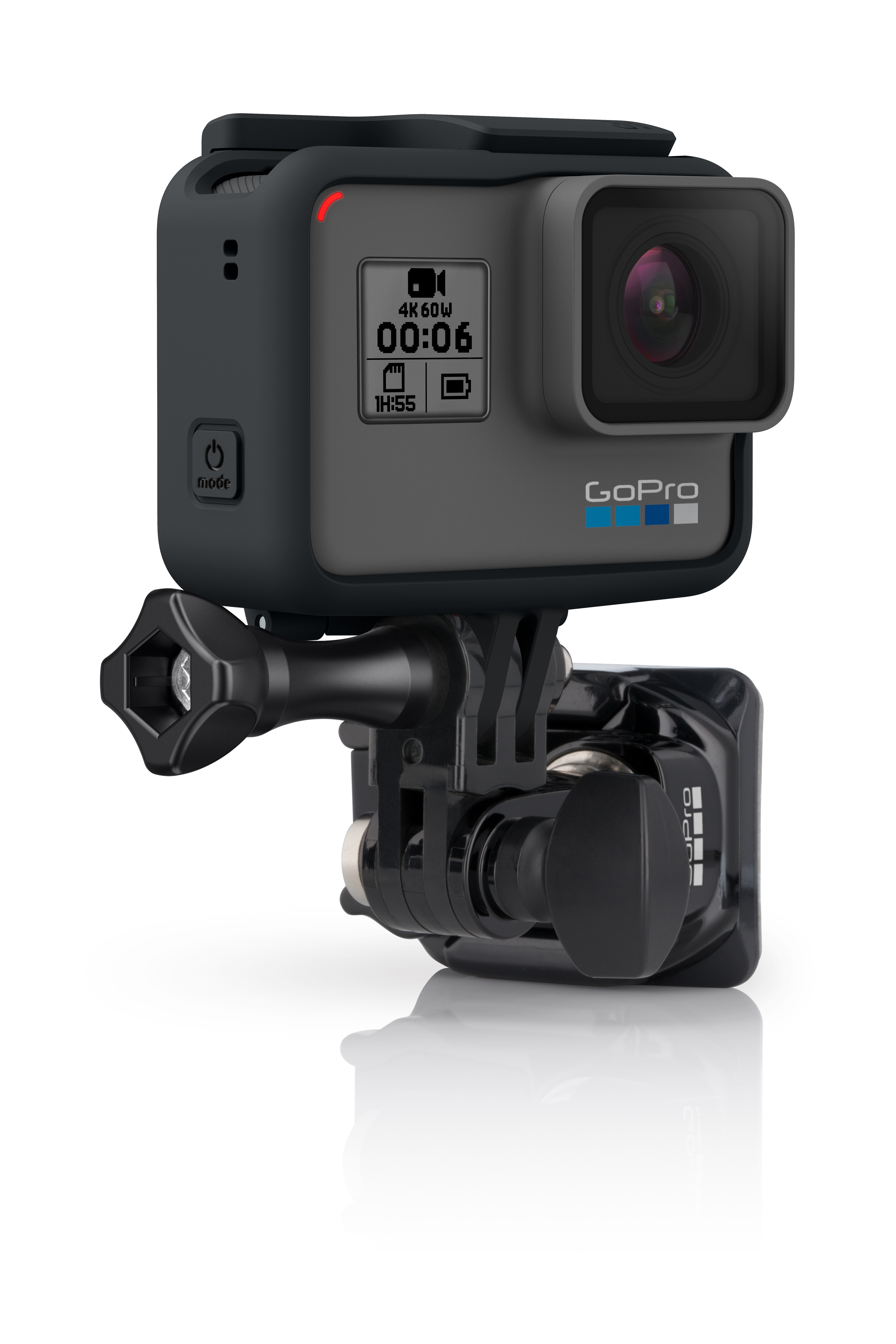 Schwarze GoPro-Kamera mit Display und Objektiv, montiert auf einer schwarzen Halterung. Weißer Hintergrund.