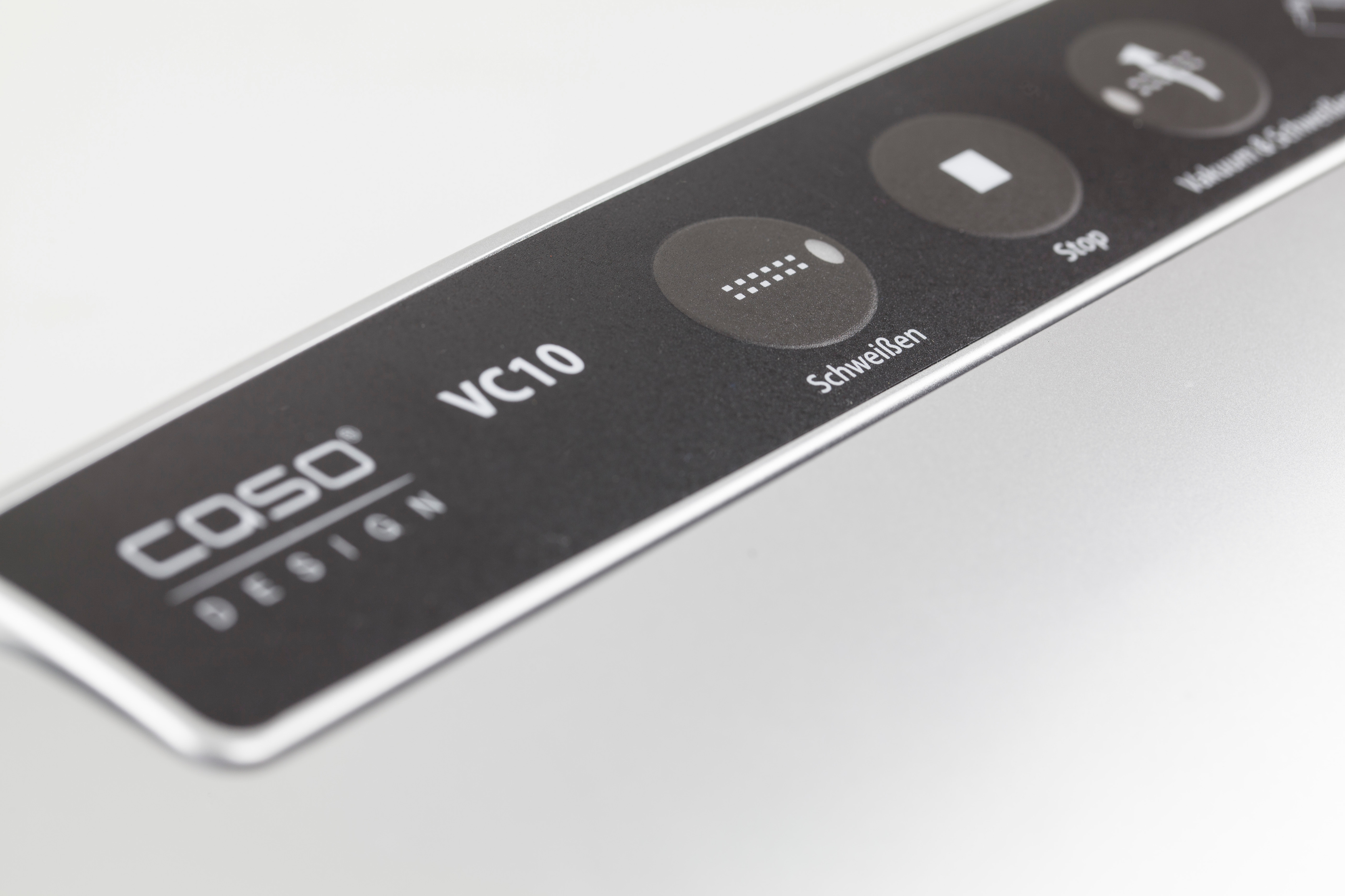Nahaufnahme der Bedienblende eines Vakuumversiegelungsgeräts, mit Tasten und Text, silber-grau.