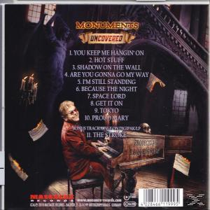 Man in rood pak speelt piano met een donkere, gotische achtergrond, albumhoes.