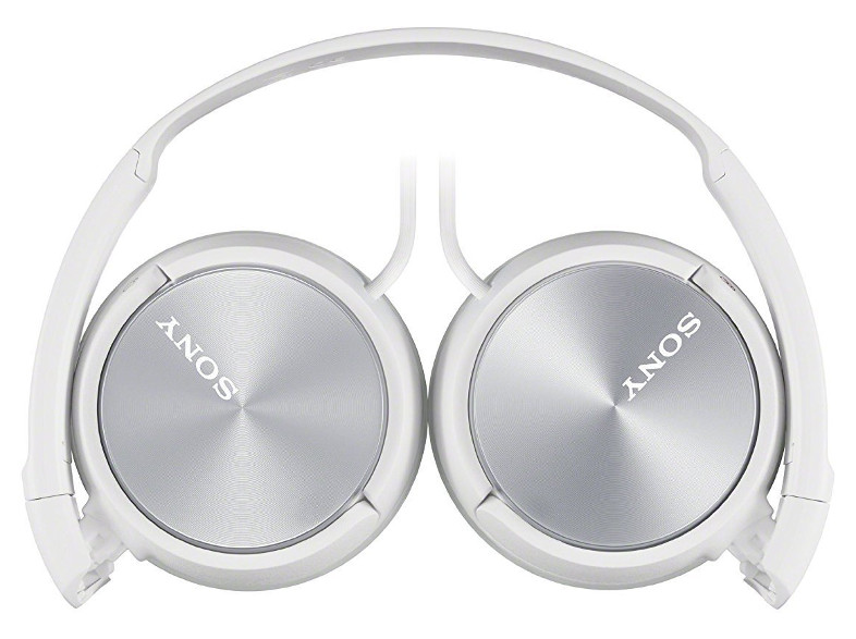 Fehér Sony fejhallgató, összehajtva. Ezüst fülkagylók a Sony logóval. Fehér háttér.