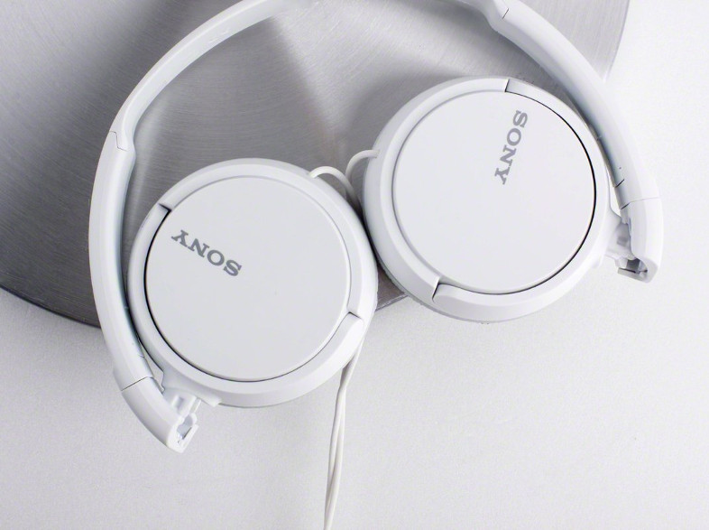 Fehér, összecsukható fejhallgató. Sony logó a fejhallgató kör alakú részén. Fehér háttér.