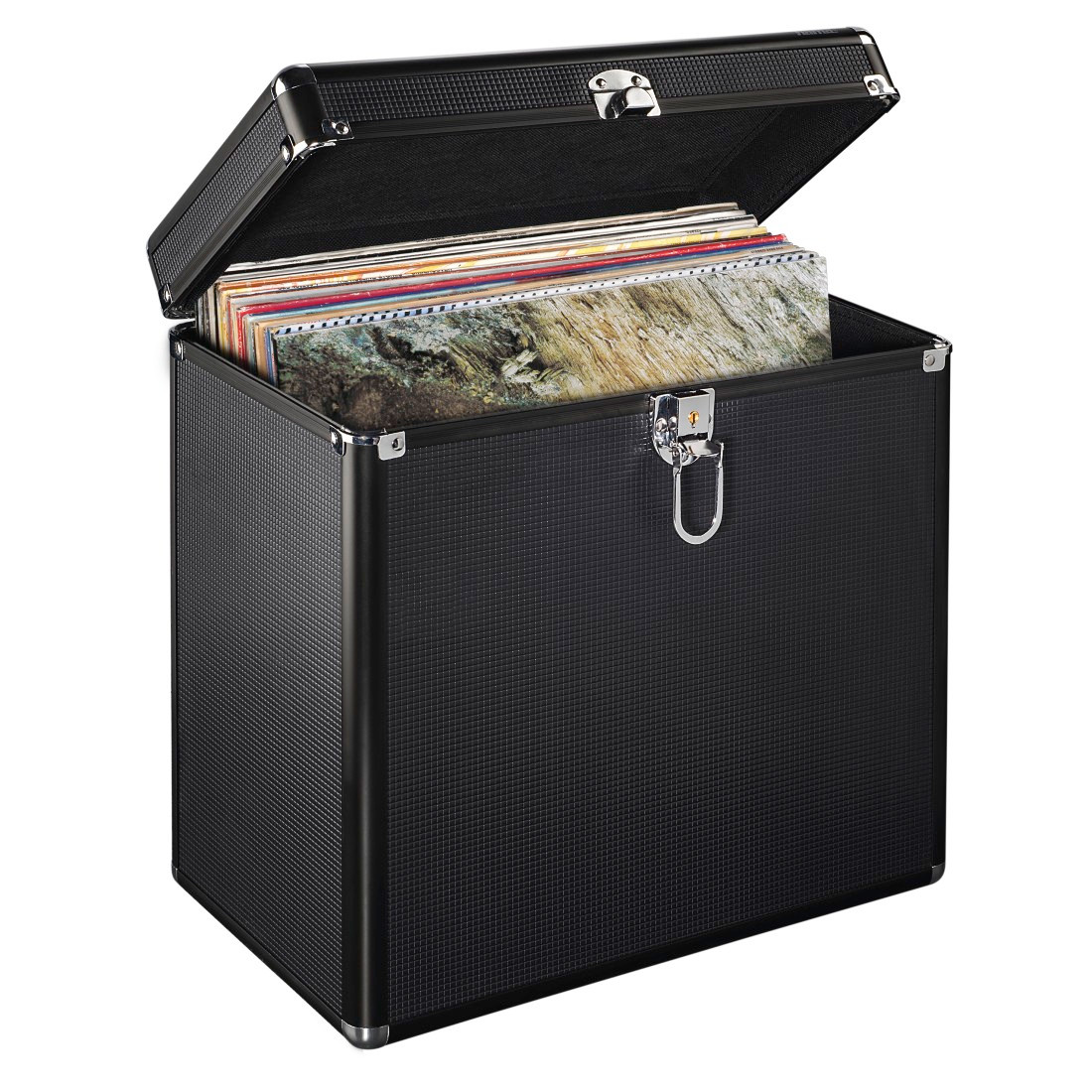 Een zwarte vinylplaten opbergkoffer met een open deksel. De koffer zit vol platen. De koffer heeft een metalen sluiting en scharnieren.