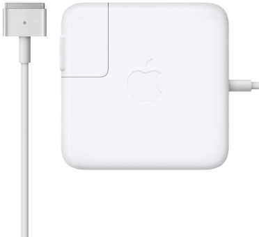 Weißes Apple-Ladegerät mit weißem Kabel, das sich nach links auf weißem Hintergrund erstreckt.