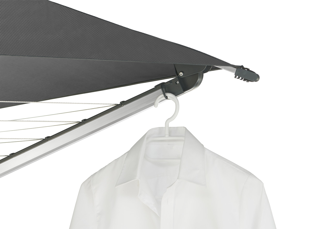 Nahaufnahme eines Wäscheständers mit einem weißen Hemd.