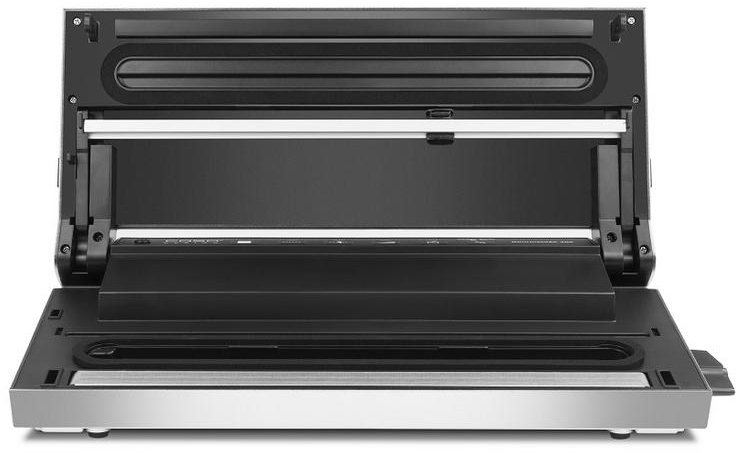 Silber-schwarze Vakuumversiegelungsmaschine, offen, zeigt die Versiegelungselemente. Weißer Hintergrund.