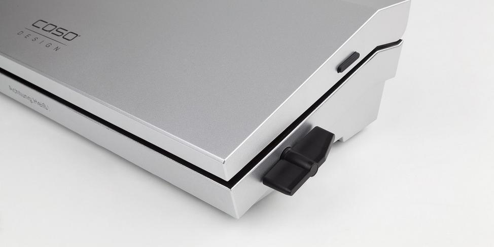 Silbernes Gerät mit schwarzem Knopf. Der Markenname lautet "COSO Design".