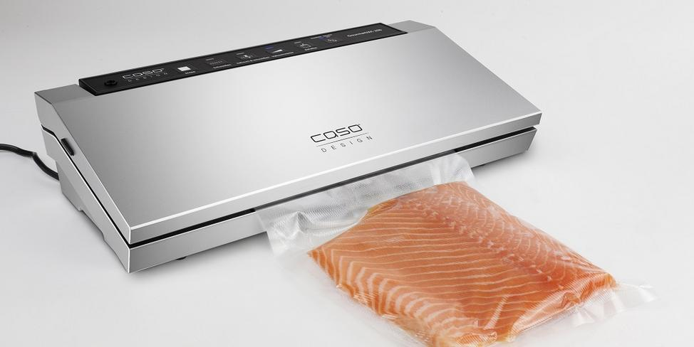 Ein Vakuumierer, der ein Stück Lachs in einem Plastikbeutel versiegelt.