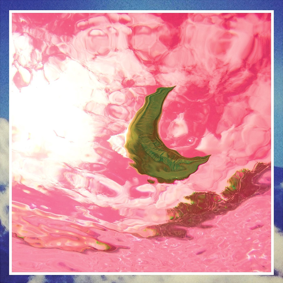 Abstracte kunst met een groene halvemaanvorm op een roze, wolkenachtige achtergrond. Het kunstwerk heeft een blauwe rand.