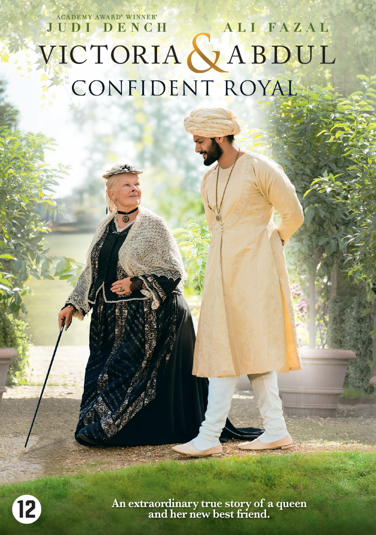 Filmposter van 'Victoria & Abdul'. Judi Dench en Ali Fazal in een park.