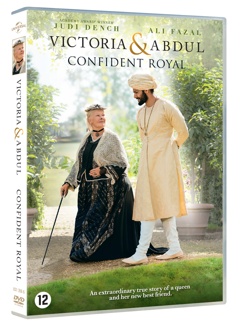 DVD-hoes: 'Victoria & Abdul', met een koningin en een Indiase man in een tuin.