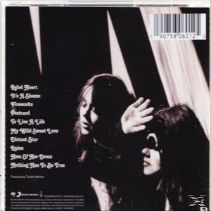 Albumhoes met donkere afbeelding van vrouwen en tracklist. Barcode en tekst op een witte achtergrond.