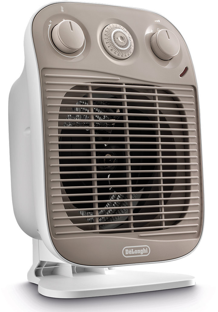 Een witte en beige elektrische kachel met bedieningsknoppen, een ventilator vooraan en een witte voet.