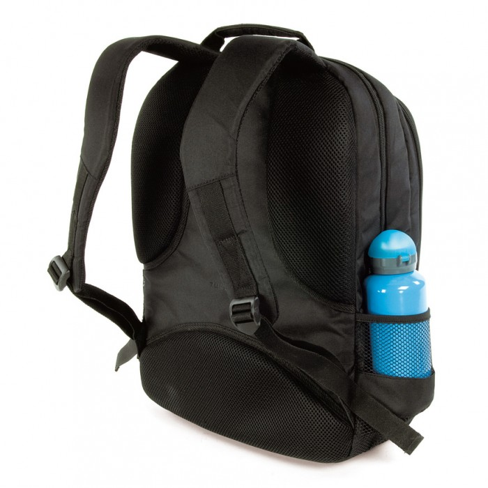 Schwarzer Rucksack mit einer blauen Wasserflasche in der seitlichen Netztasche, weißer Hintergrund.