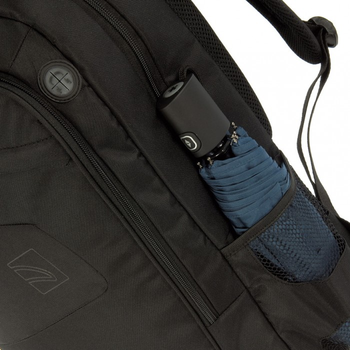Schwarzer Rucksack mit einem Regenschirm in der Seitentasche.