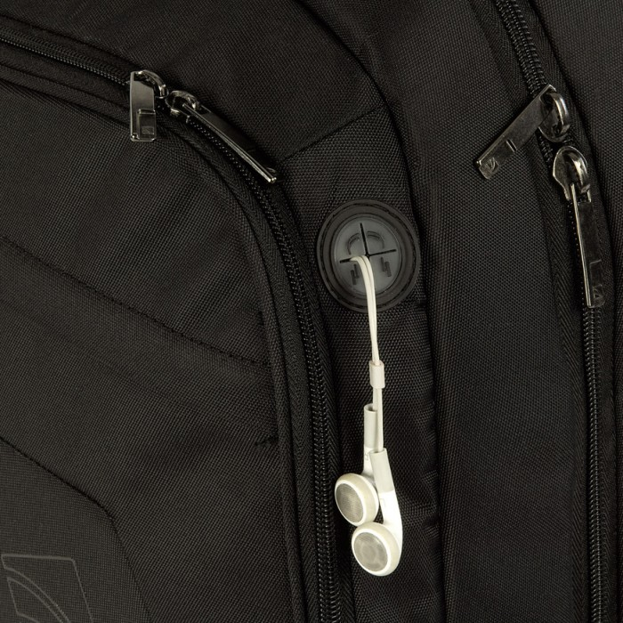 Detail eines schwarzen Rucksacks mit Ladeanschluss und weißen Ohrhörern.