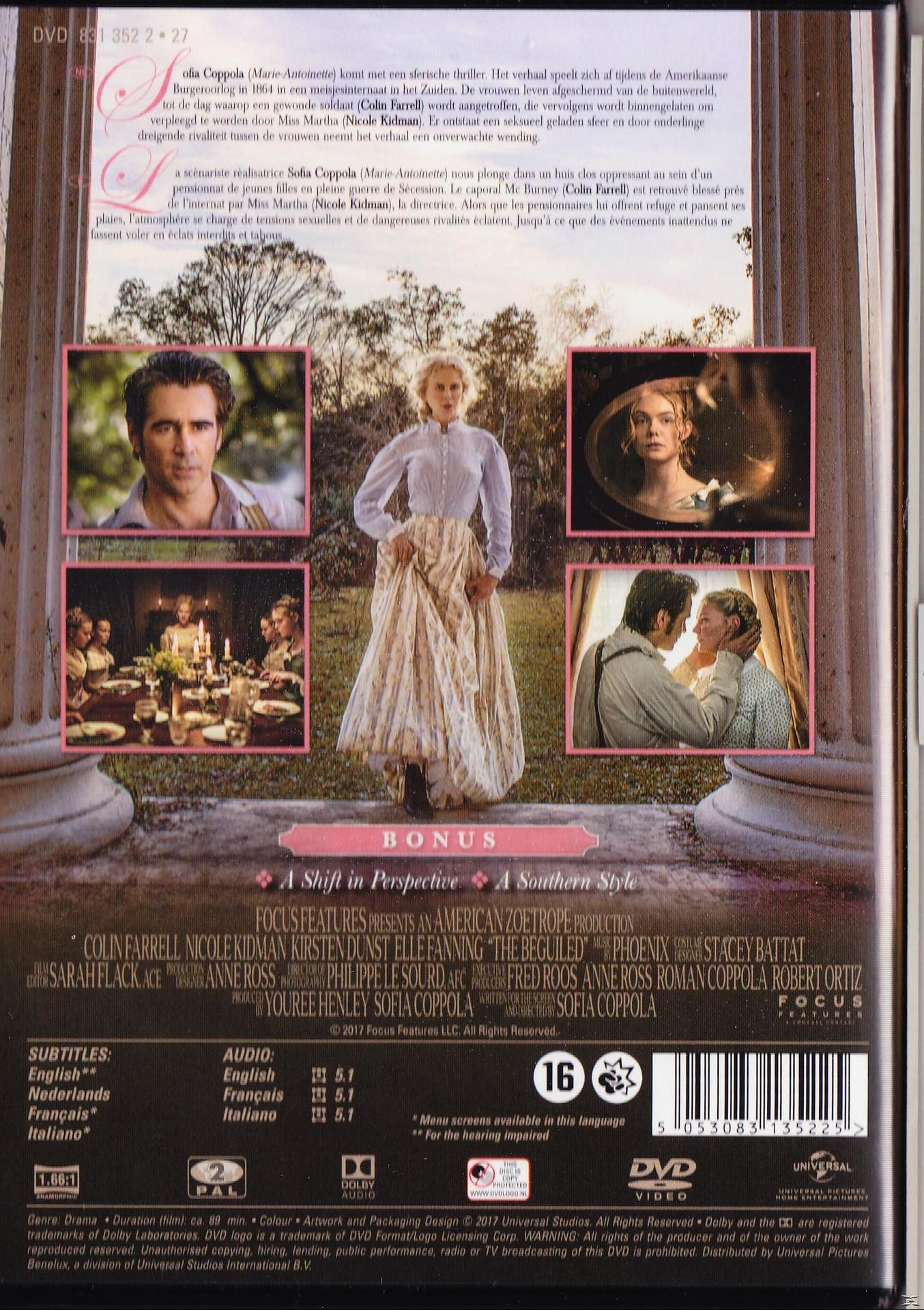 DVD-hoes met filmscènes, acteurs en tekst, met de focus op de titel van de film.
