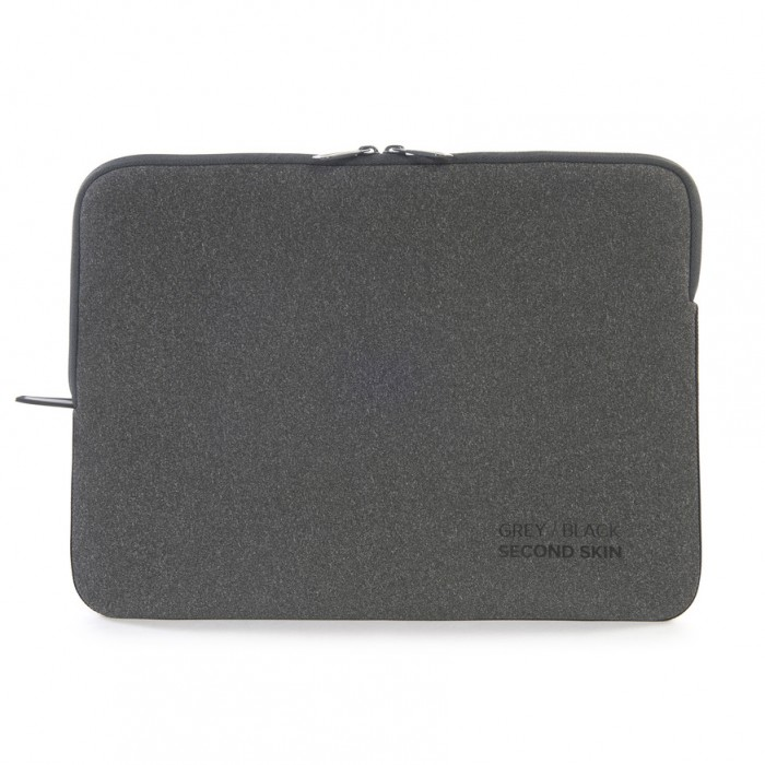 Eine graue Laptoptasche mit Reißverschluss. Auf der Vorderseite steht 'GREY BLACK SECOND SKIN'.