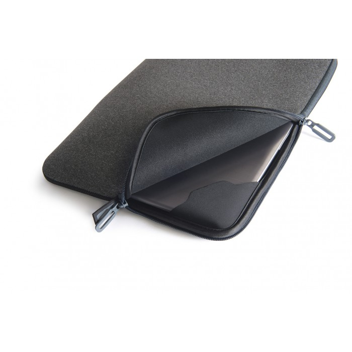 Eine graue Laptoptasche. Sie ist geöffnet, um das Innere mit einem schwarzen Laptop zu zeigen.