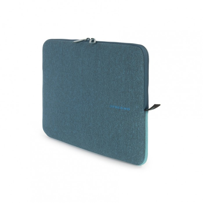 Türkisfarbene Laptoptasche mit Reißverschluss, weißer Hintergrund.