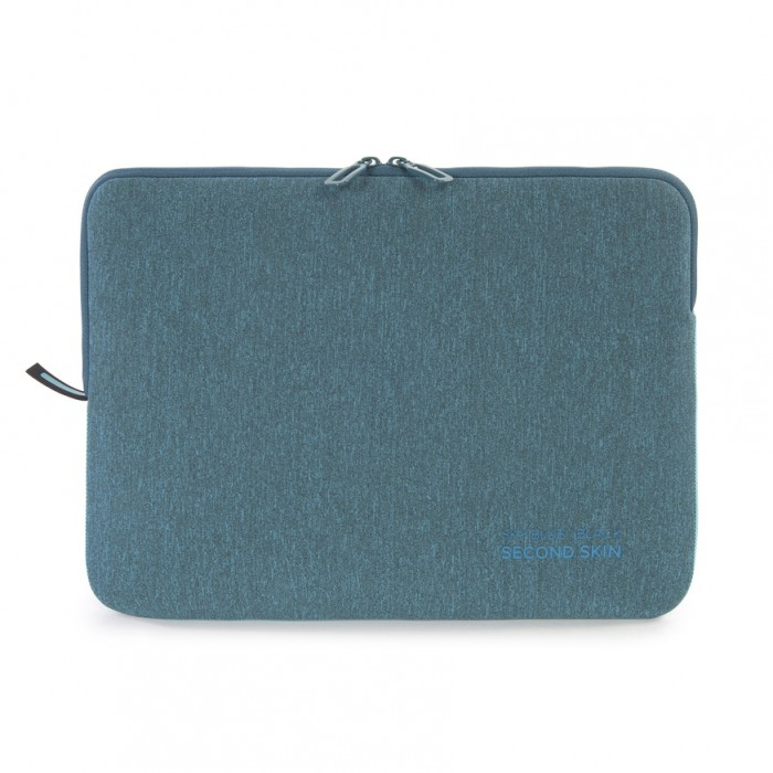 Türkisfarbene Laptoptasche mit Reißverschluss. Text: SECOND SKIN. Blau-graue, strukturierte Oberfläche.