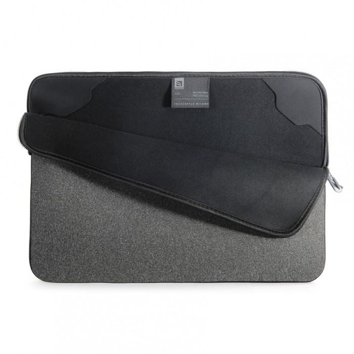 Graue Laptoptasche, geöffnet, um ein dunkles Innere zu zeigen. Sie hat den Markennamen TECH CREATIVE MILANO.