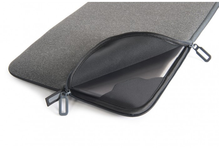 Graue Laptop-Hülle mit Reißverschluss. Die Hülle ist teilweise geöffnet und zeigt einen dunklen Laptop.