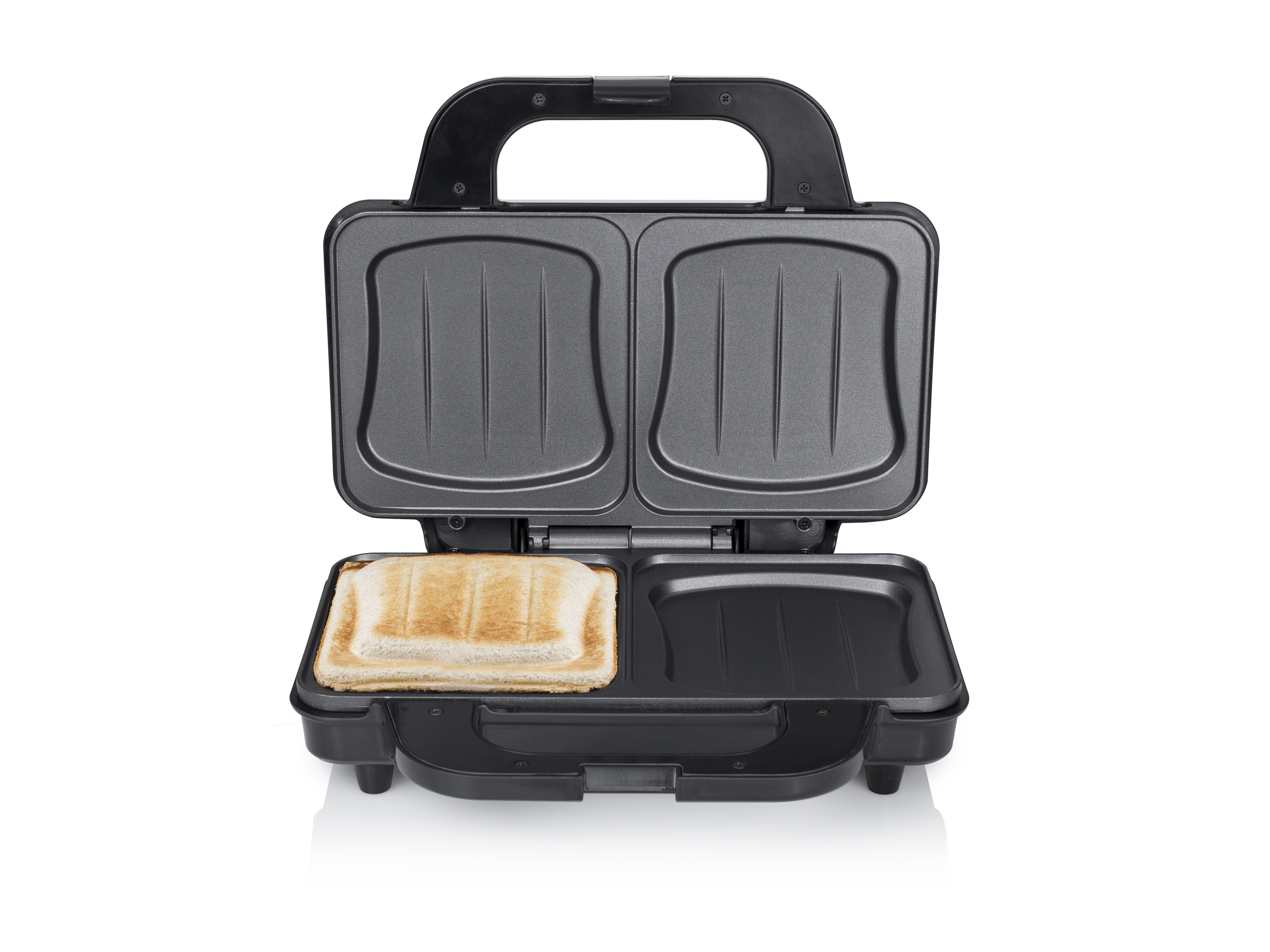 Un appareil à sandwich noir, ouvert, avec un sandwich grillé à l'intérieur et un fond blanc.