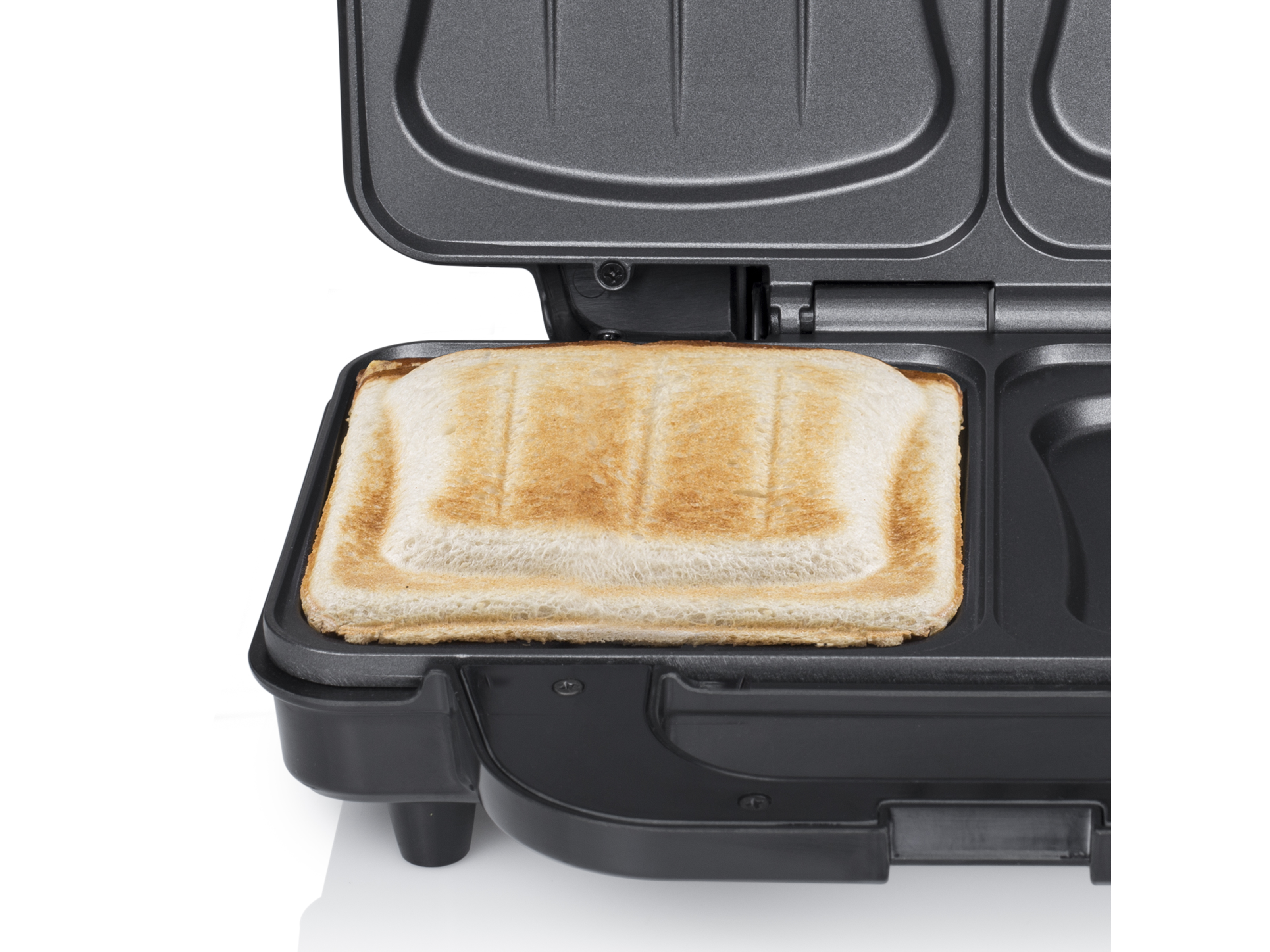 Un sandwich dans un appareil à sandwich, grillé et prêt.