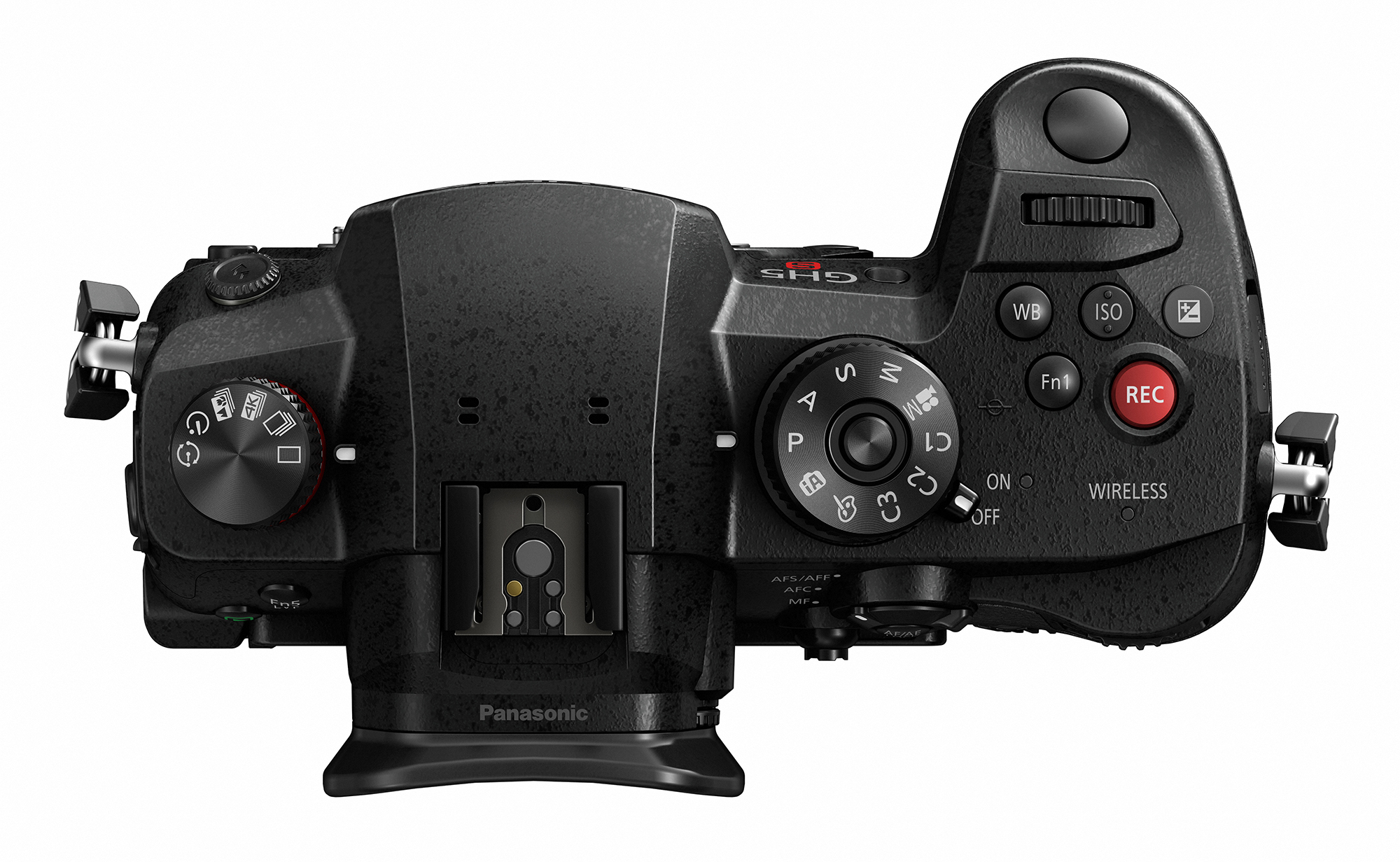 Bovenaanzicht van een zwarte Panasonic camera. Het heeft diverse draaiknoppen, knoppen en een rode REC-knop. De camera staat op een witte achtergrond.